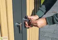 Cache Poubelle Extérieur Double Acier Imitation Bois – 2x 240 Litres -Promos Jardin Garage Magasin detail poignees cache poubelle westmann wmhhwtc 62